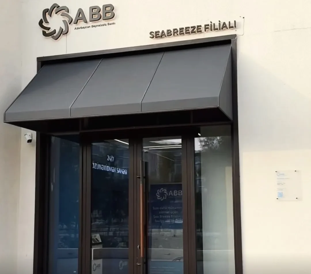 Вход в отделение с вывеской «Seabreeze filialı» под навесом